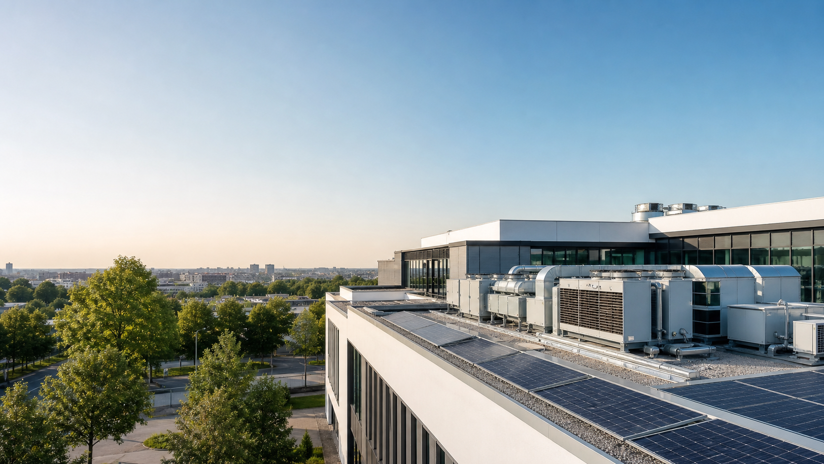 Équipements HVAC et panneaux solaires sur le toit d'un bâtiment tertiaire moderne